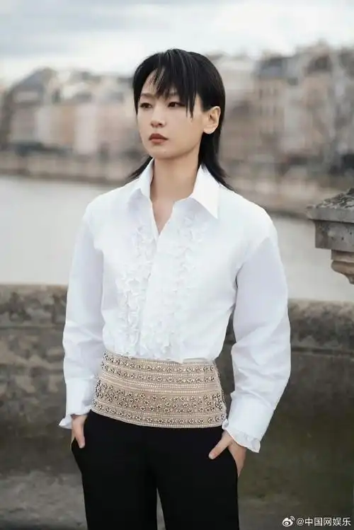 少年感满满,白衬衫是周笔畅超话的统治区啊,清爽帅气斩男又斩女!