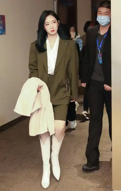 孟美岐穿出职场ol范儿,军绿套装白色高筒靴,简约时尚气场足_风格_好