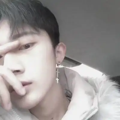 高冷小哥哥比心图像8-微信头像