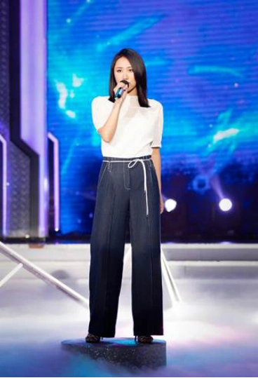 陈粒性感而不夸张的穿搭展现了stellaluna的低调奢华