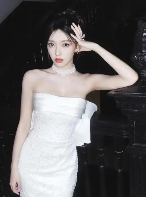 程潇白色抹胸礼服大赏,越看越像裹了一条浴巾,性感身材根本遮不|乐器