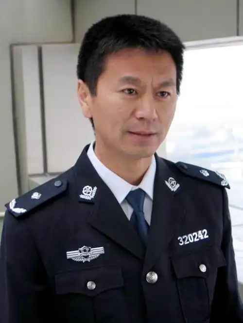 他在牵手中饰蒋雯丽丈夫常演警察与现实中的妻子相差22岁