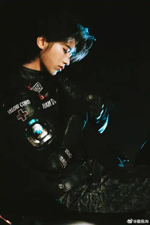 蔡徐坤战损机车风造型