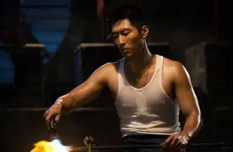 窦骁晒健身照,细腰宽肩,肌肉身材刚刚好