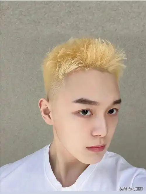 最近比较流行的发型男(最近流行的男生发型)