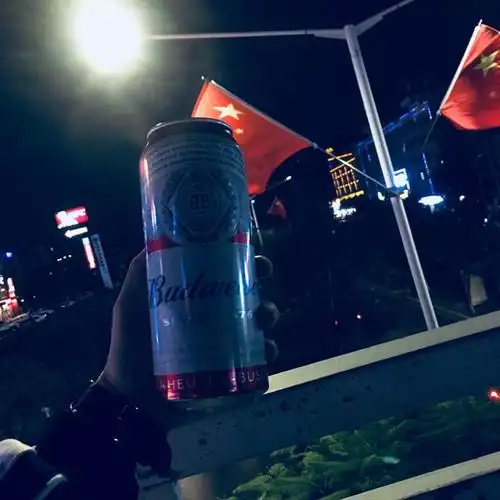 "一个人在夜里喝酒 和自己干杯的滋味"