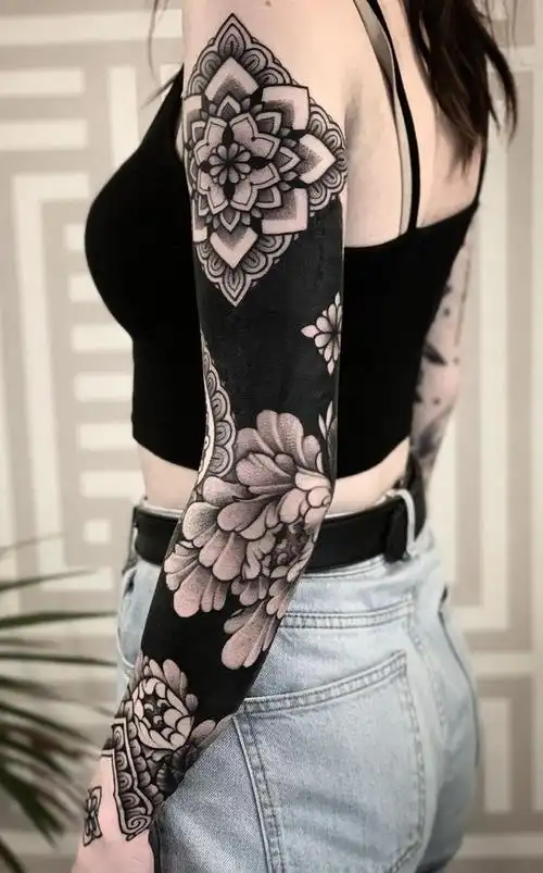 女生点刺风格图腾花臂纹身图案