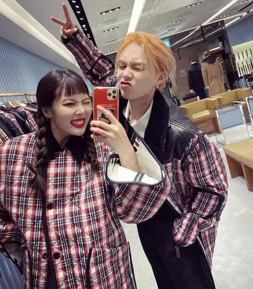 泫雅和益达就是坠吊的