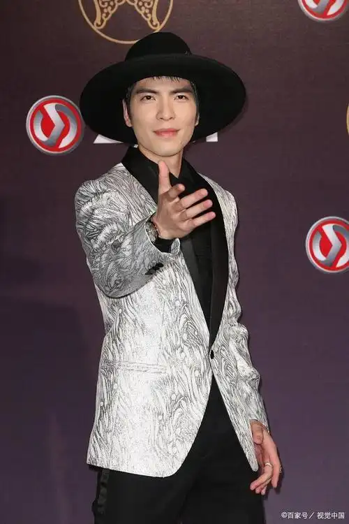 36岁的"雨神"萧敬腾在大14岁经纪人女友林有慧(summer)生日当天求婚