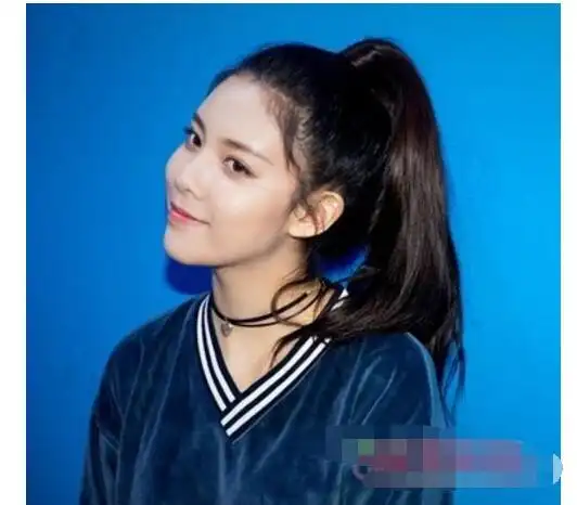 黑色的长发发型,把头发扎成了这一种好看的高位的龙须刘海马尾头发型