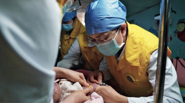 风险高,需转运至400公里外的省医心研所,医生团队对这类手术有经验,但