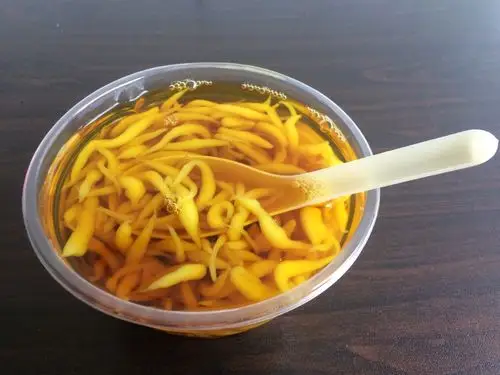 边店面不大当地的糖水基本上都有槐花粉的粉嫩嫩的糖水也不是特别甜