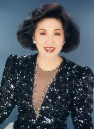歌后"之称,是香港1950年代与60年代电影全盛时期最著名的幕后代唱者
