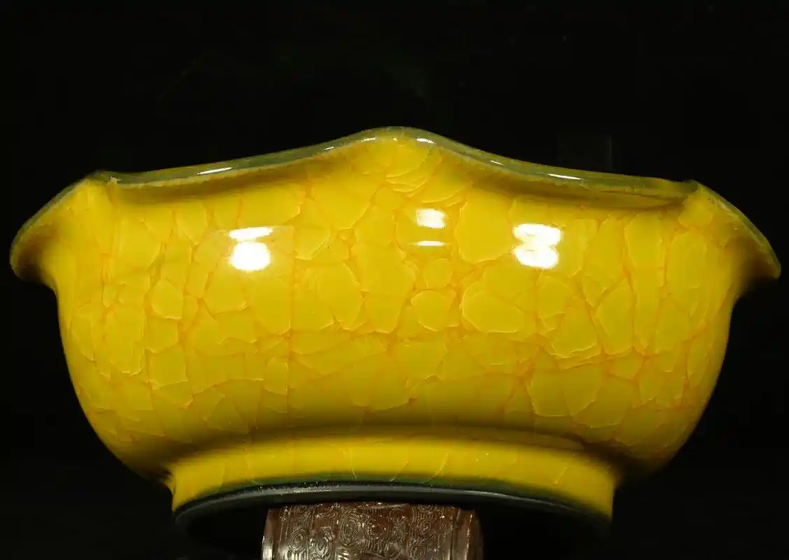 宋官窑黄釉冰裂纹奉華款刻字花口洗,高9×23厘米