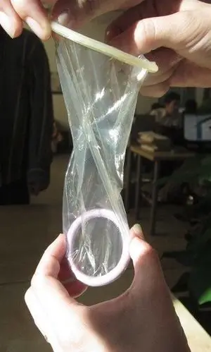 女性避孕套用法真人图 女式避孕套带好了的图 女人怎样戴避孕套解图