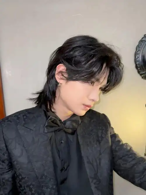 黄明昊超话·#黄明昊长发狼尾#今日份的live,展示新发型@jjjustin0219