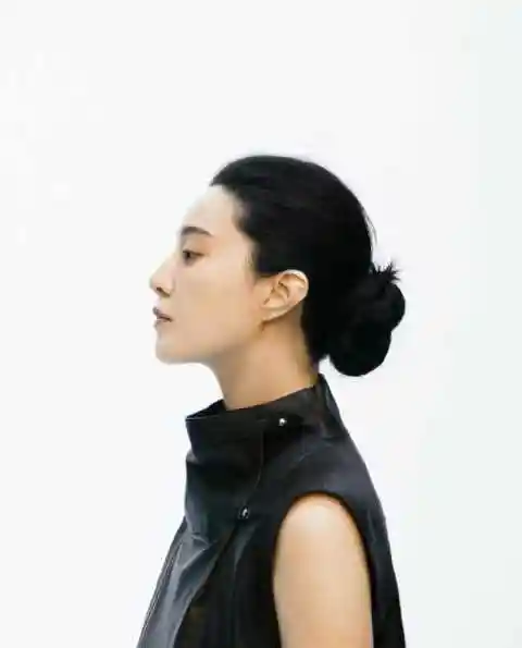 范冰冰拍大片造型精致时髦霸气蝙蝠耳太怪异