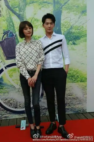 论打光的重要性,看照片郑爽的腿瘦的有点诡异啊!太瘦了吧!