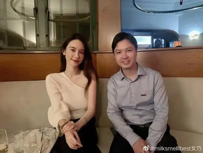 张大奕走出感情风波参加社交聚会与多位异性亲密合影不怕被传绯闻