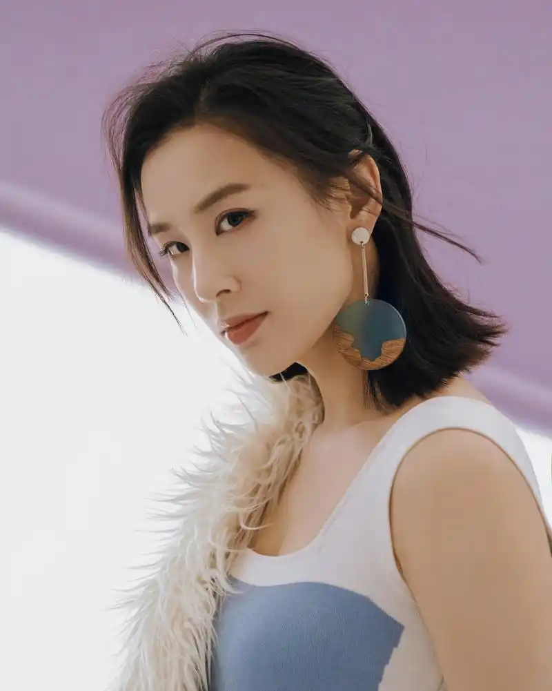 霸气冷艳俏皮温婉黄圣依时尚写真解锁百变风格