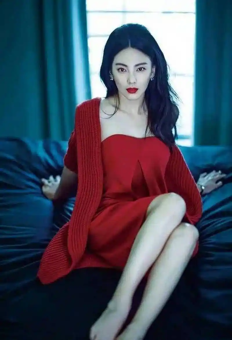 不亏号称"鲜肉收割机",张雨绮又被曝新恋情,整理不同时期的写真照片