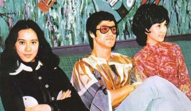 著名演员丁佩:与向华强离婚后,陈岚养她40年,一家人其乐融融