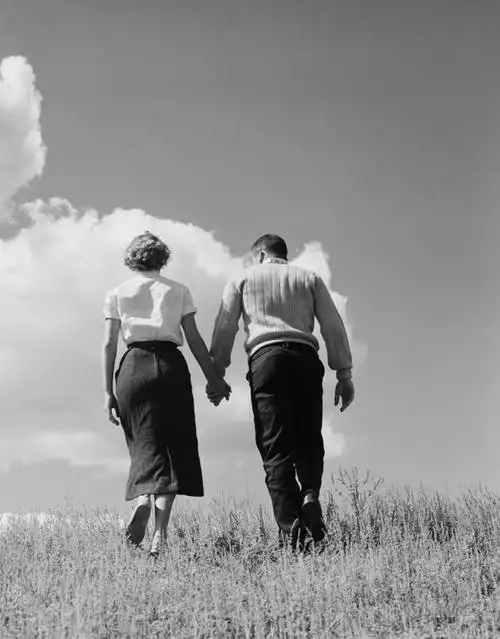 西方人,成年人,两个人,夫妻,竖图,黑白,室外,白天,爱情,幸福,欧洲