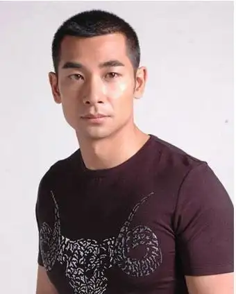 赵文卓英汉的形象,那就是寸头短发最为经典,多么的有个性,看那犀利的