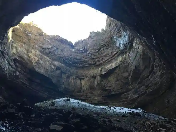 沉入地下的落水洞