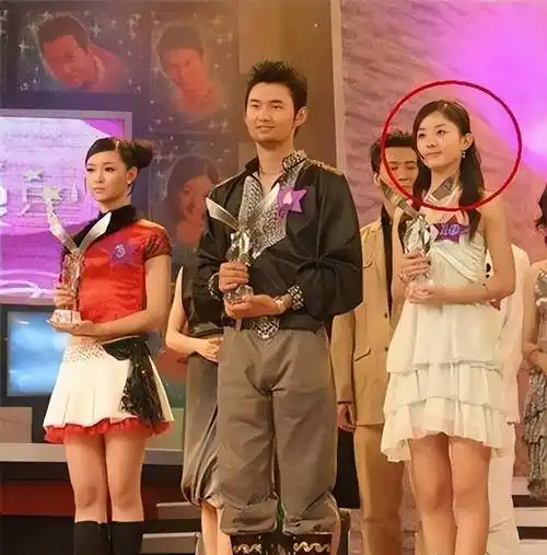 从农村女孩到收视冠军,事实证明,赵丽颖才是最清醒的那一个