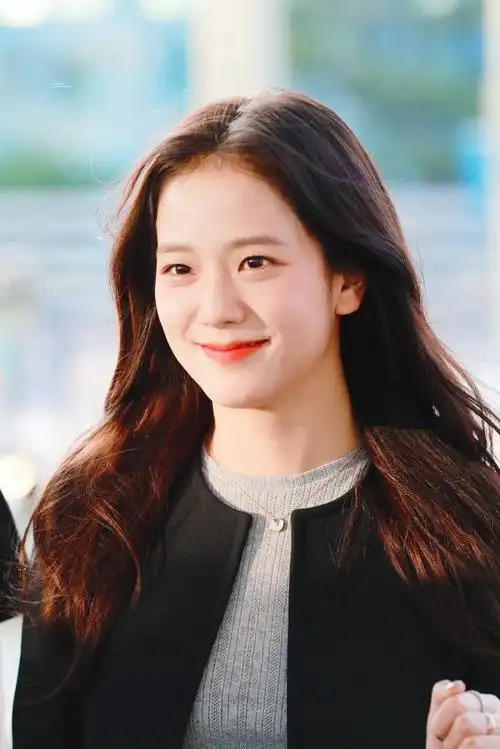 kimjisoo超话#金智秀新专me#230519 icn出境 饭拍高清 11pcr.