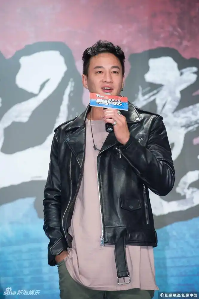 何润东骑重机出席新戏发布会 皮衣加身帅气十足