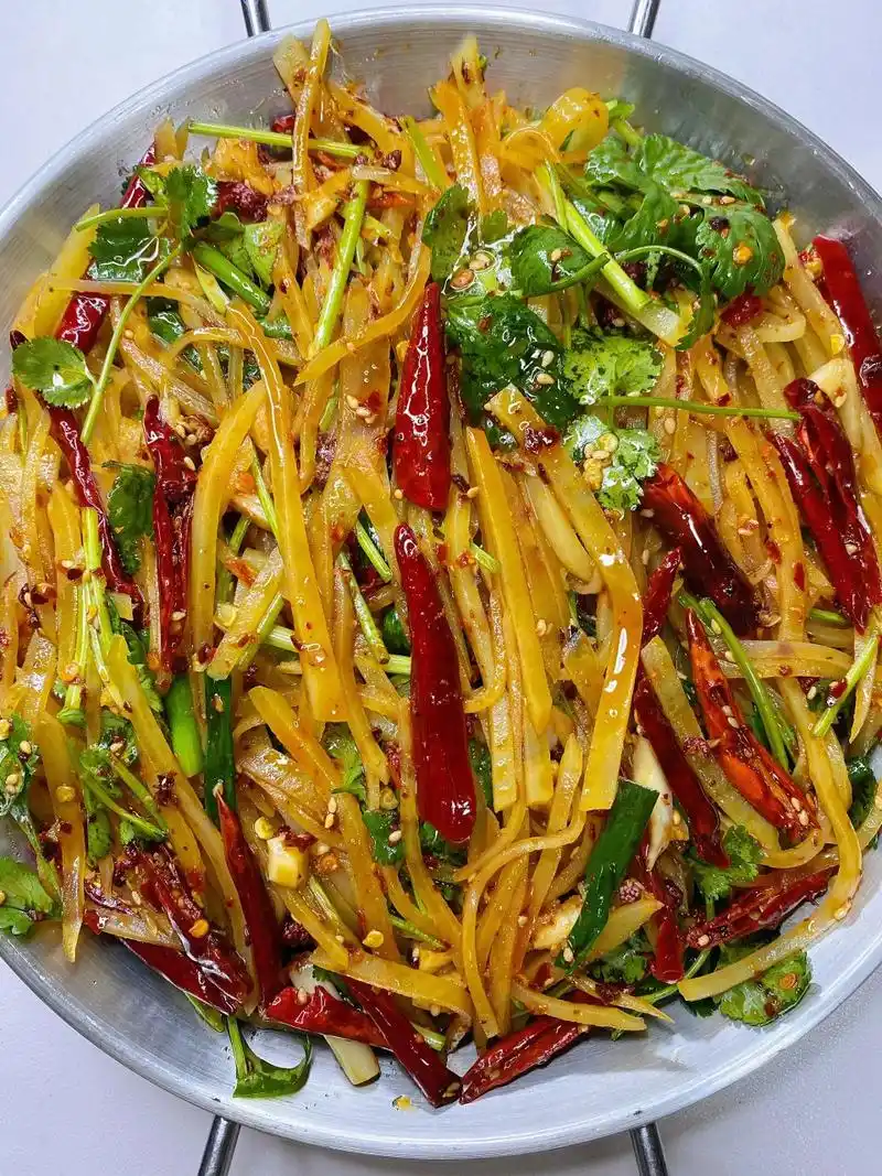 炝拌土豆丝最好吃的家常菜,酸辣过瘾,好吃 食材:土豆,香菜,小葱,干红