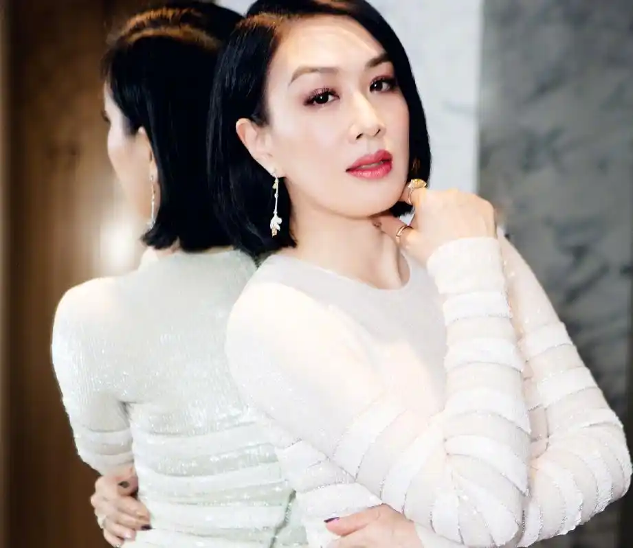 钟丽缇短发红唇,49岁嫩成20岁!网友:太美了!