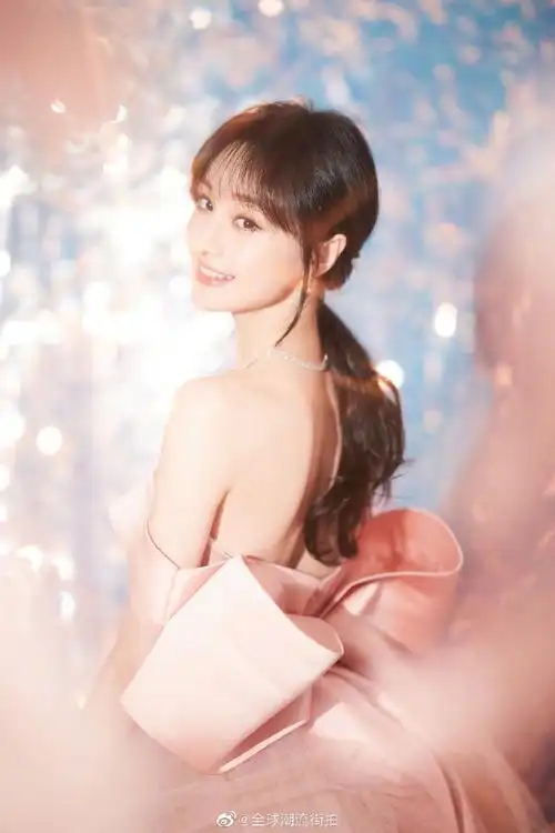 却更加突出腰身和曲线,对郑爽现阶段又甜又御的风格十分符合,小仙女