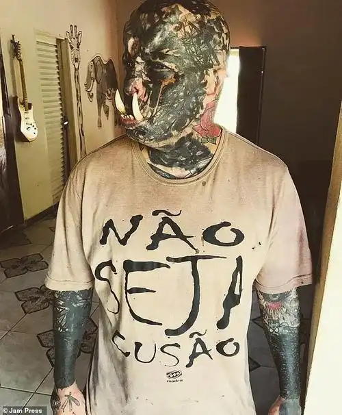 巴西男子全身80%纹满纹身,眼球全黑,嘴边还有尖锐獠牙