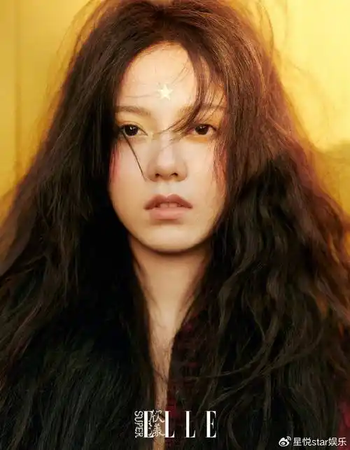 赵今麦从剧里"野"到剧外 最新杂志大片完美驾驭彩色烟熏妆