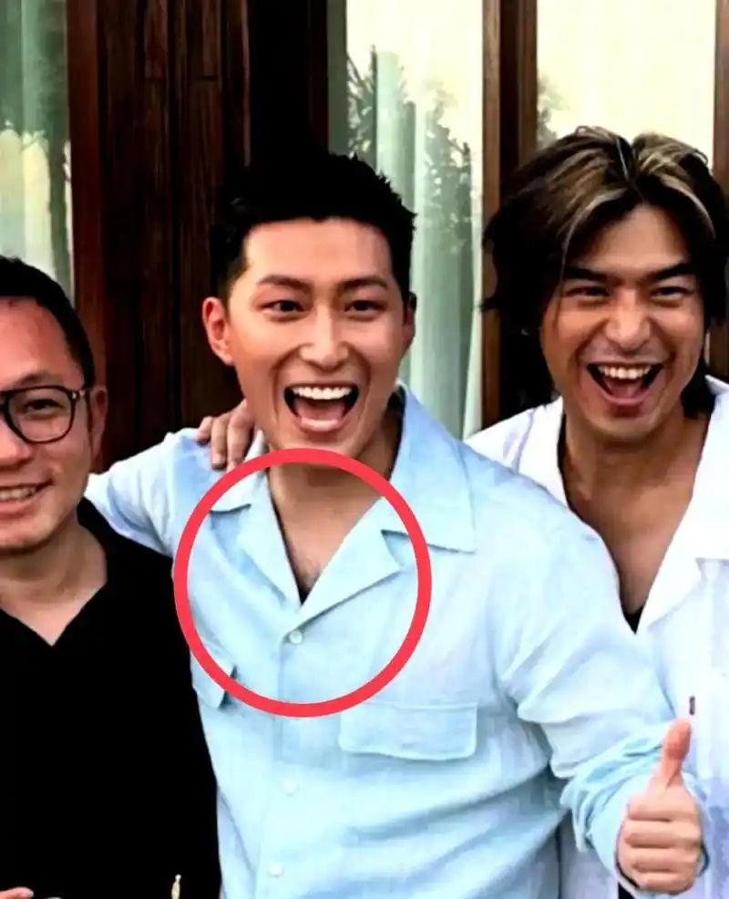 窦骁的胸毛丰富多彩,令人惊叹.