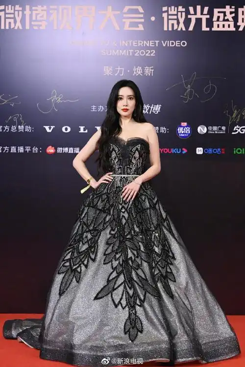 女明星视界大会红毯造型#合集来了~@赵丽颖明黄礼服大气优雅,@angela