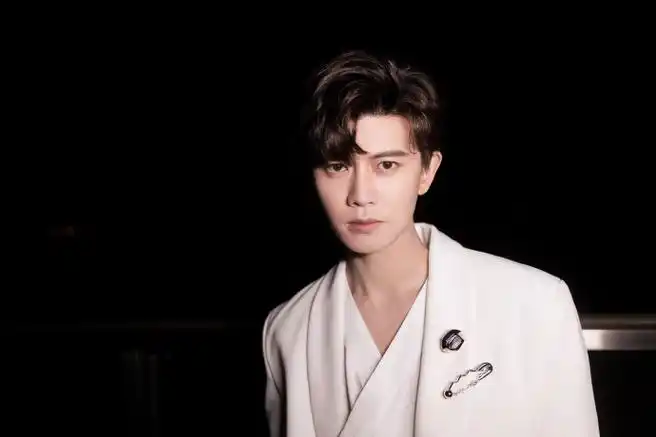 任嘉伦暮色心约大背头路透##任嘉伦新剧暮色心约大背头路透