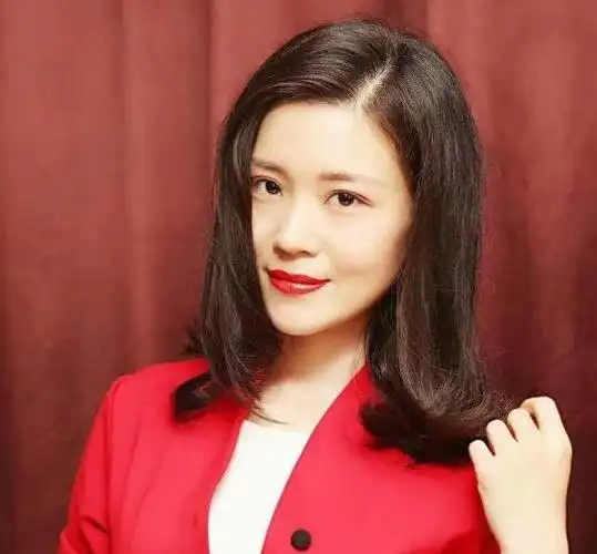 胡琳娜悲惨童年:父亲失踪被寄养长大,15年与出轨母亲只见过两面