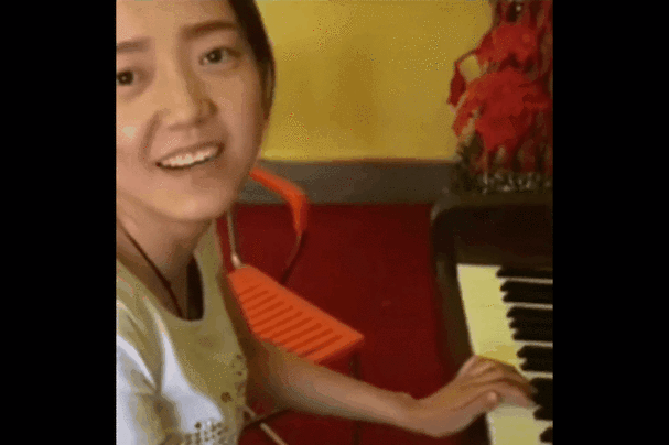 弹钢琴女孩傻笑表情包_哈哈哈大笑
