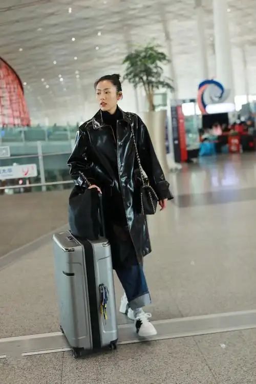 刘雯北京机场街拍干净洒脱