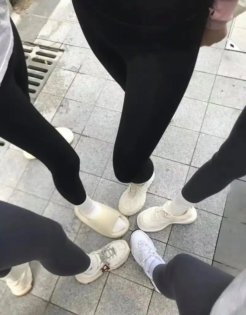 女生穿拖鞋为什么还要穿袜子?