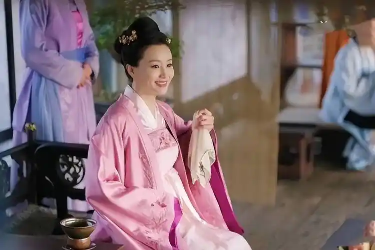 知否小沈氏之所以抬举小邹氏不满张桂芬是因为人性之恶