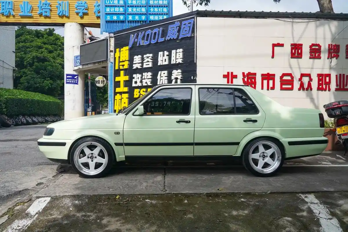 老捷达翻新.车身牛油果绿改色膜,17寸五福轮毂,前面led大 - 抖音