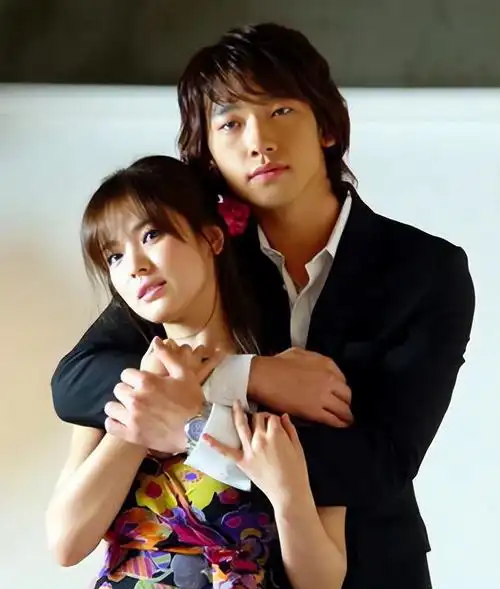 李敏镐曾公开表示宋慧乔是自己的"梦中女神",第一次见到她的时候整个