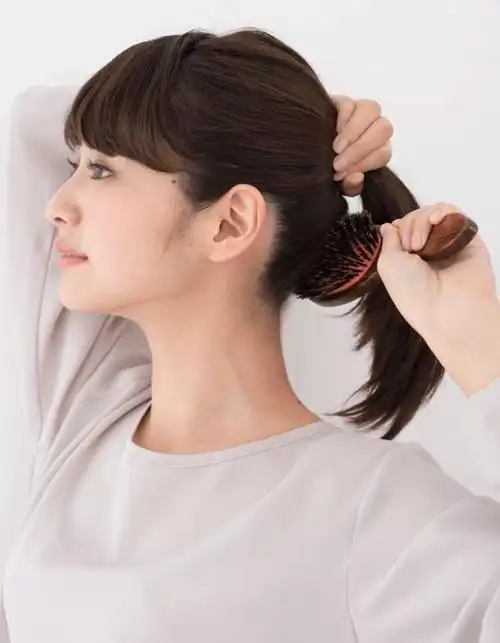 发量较少的女生,扎头发时最好别有这3个动作,不然情况越来越糟