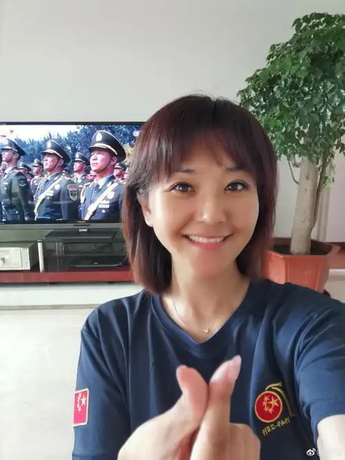 河北台一姐方琼晒青涩旧照,单眼皮变化大,嫁高管老公生活滋润