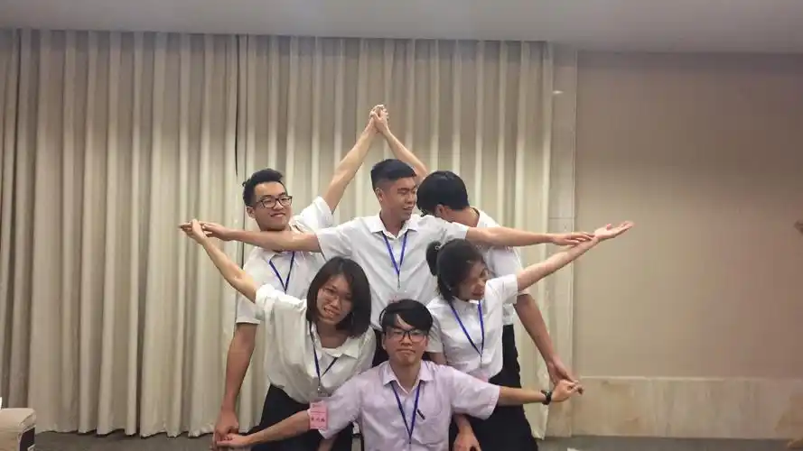 队名:"5"动青春,口号:春风吹战鼓擂,我们五组怕过谁,队形:组员拼凑的"